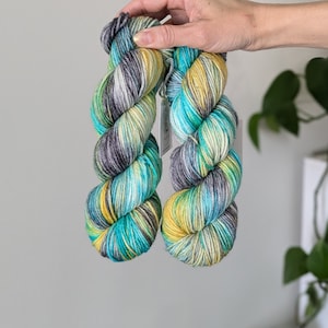 Hand Dyed Yarn - Tropical Love Birds | Available on Sock, Sport, DK, Worsed and Bulky | Merino wool yarn | Blue, Green, Yellow, Gray