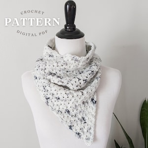 Peut inclure: Un col en crochet blanc et gris avec un motif noir et blanc. Le col est présenté sur un mannequin blanc. Le texte "CROCHET PATTERN DIGITAL PDF" est affiché au-dessus du col.
