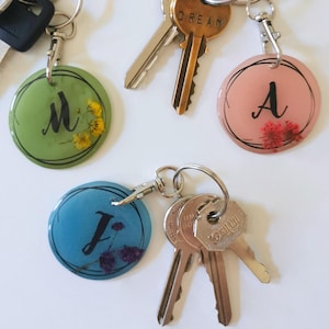 Llavero con letra personalizada, llavero con flor seca, bonito regalo para novia, regalo de cumpleaños para hermana, regalo para novio, regalo para suegra.