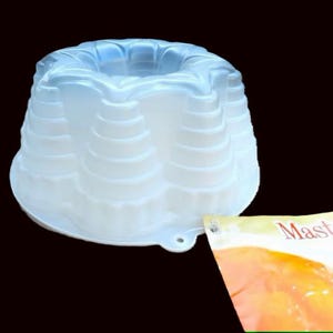 Vintage Holiday Jello Mold 2004 Just One Wreath Mold
