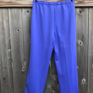 Pode incluir: Uma cal&ccedil;a de perna larga em uma cor azul vibrante. A cal&ccedil;a tem um design simples e uma perna reta.