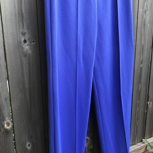 Pode incluir: Uma cal&ccedil;a azul de perna reta com uma prega central.