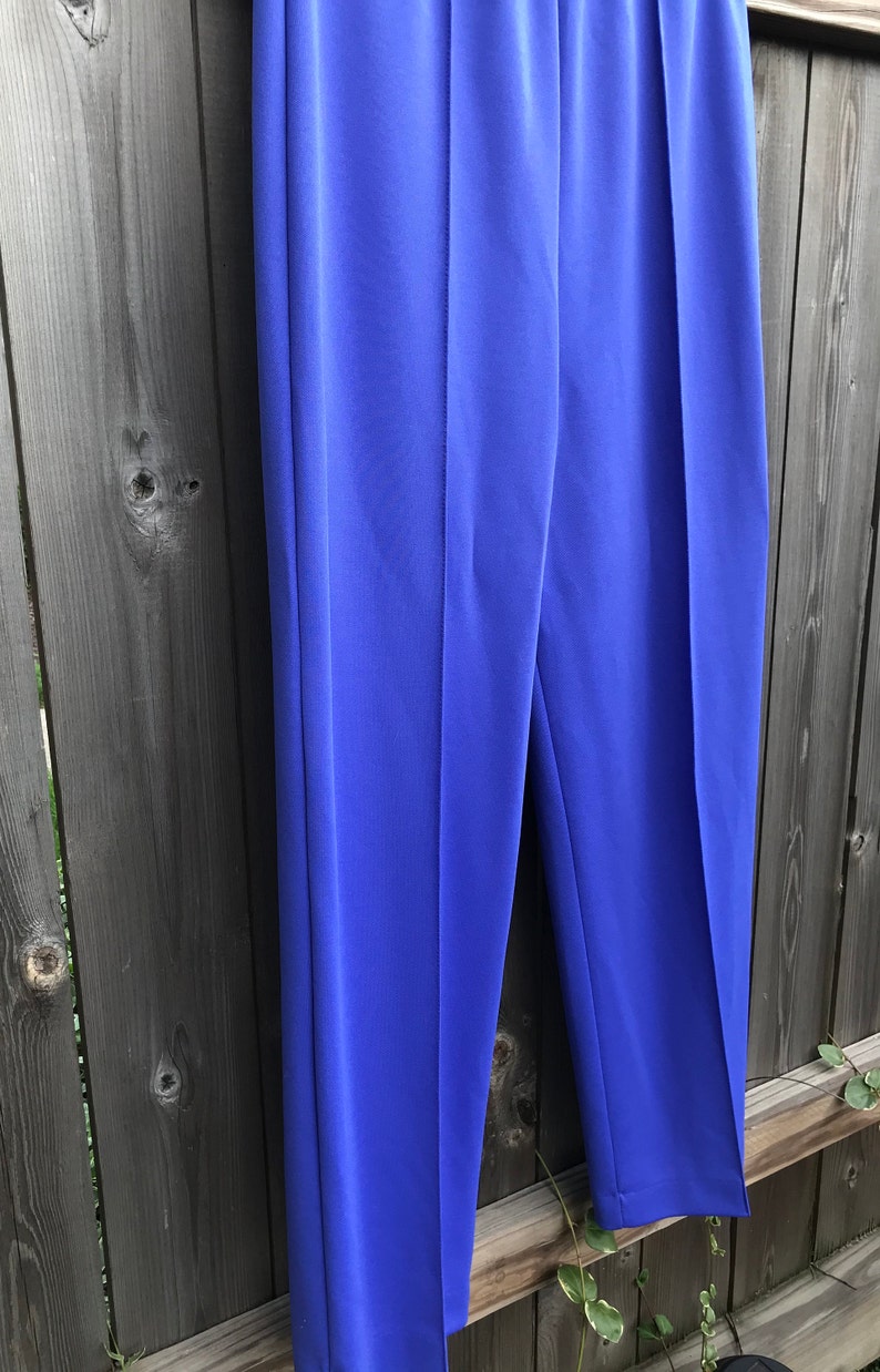 Pode incluir: Uma cal&ccedil;a azul de perna reta com uma prega central.