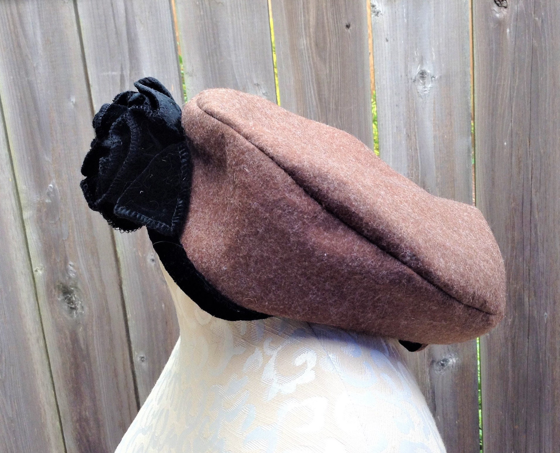 Vintage Liz Claiborne Textured Brown Beret with Black Accent Vintage Liz Claiborne NWT Brown Knit Beret Hat With Front  main image 3