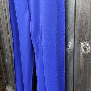 Pode incluir: Um par de cal&ccedil;as de perna larga em uma cor azul vibrante. As cal&ccedil;as t&ecirc;m uma perna reta e um design simples.