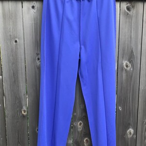 Pode incluir: Uma cal&ccedil;a azul de perna larga com perna reta e um design simples.