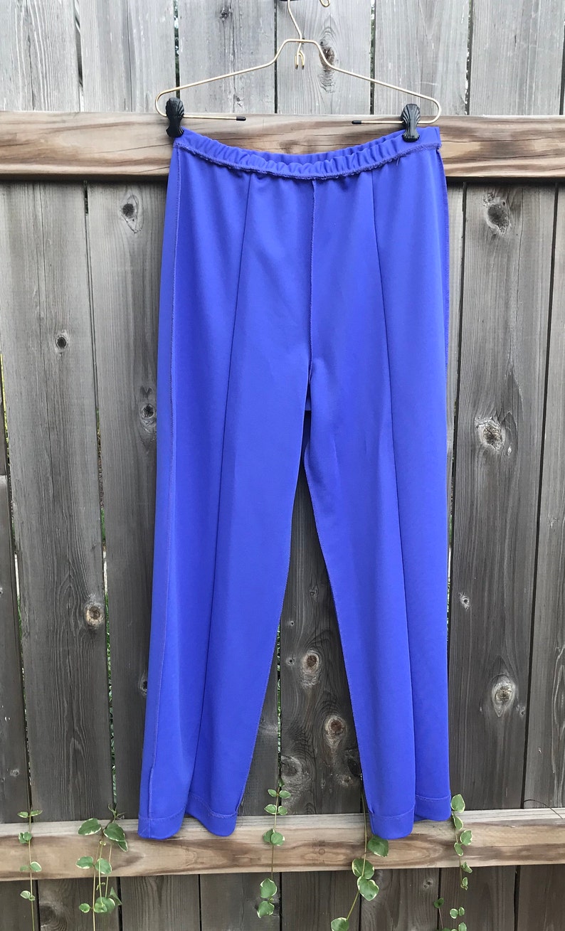 Pode incluir: Uma cal&ccedil;a azul de perna larga com perna reta e um design simples.
