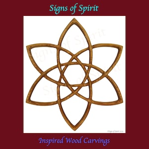 Könnte beinhalten: Eine Holzschnitzerei eines sechsarmigen Sterns mit einem komplizierten Knotenmuster. Die Schnitzerei ist aus hellem braunem Holz gefertigt und hat eine natürliche Holzoptik. Die Schnitzerei trägt den Titel "Signs of Spirit" und ist mit "Inspired Wood Carvings" beschriftet.
