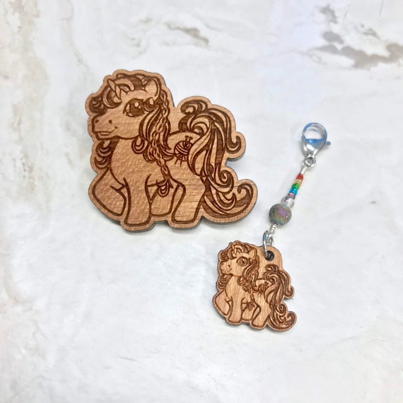 Pony Stitch Holder Giant safety pin style stitch holder.