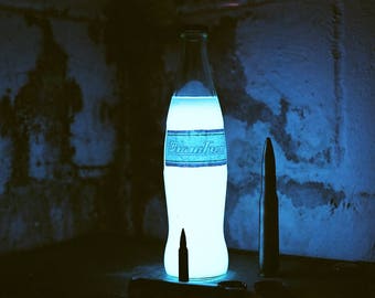 Leuchtende Quantenflaschen-Requisite – Postapokalyptisches Ausstellungsstück für Gamer