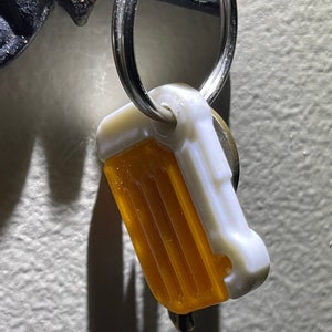 Holotape Keychain Charm – Fallout-Inspired Mini Accessory for Fans & Cosplayers