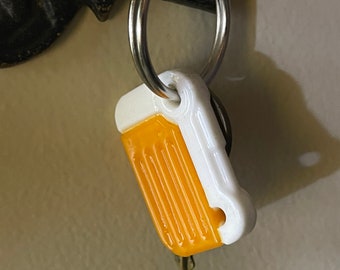 Holotape Keychain Charm – Game Inspired Mini Prop, Retro Futuristic Cosplay Accessory, Wasteland Gift for Fans