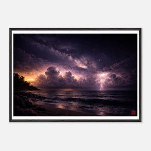 Könnte beinhalten: Ein gerahmter Druck, der eine dramatische Küstenlandschaft zeigt. Das Bild zeigt einen Blitzeinschlag über dem Meer, mit dunklen, stürmischen Wolken und einem sternenklaren Nachthimmel. Der Strand ist im Vordergrund zu sehen, wobei das Wasser das Licht reflektiert.