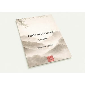 Könnte beinhalten: Eine rechteckige Karte mit dem Text "Circle of Presence" und "Entrance" in minimalistischem Design. Die Karte zeigt eine Landschaftsillustration mit einer Bergkette und dem Satz "Begin with a pause." Ein rotes Siegel befindet sich in der unteren rechten Ecke.