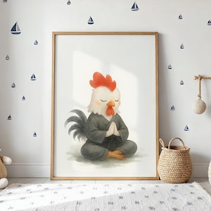 Puede incluir: Una impresión en acuarela enmarcada de un gallo meditando con una túnica gris. El gallo tiene una cresta y una barbilla rojas, con los ojos cerrados y las manos en oración. El fondo es blanco con pequeñas calcomanías de veleros azules.
