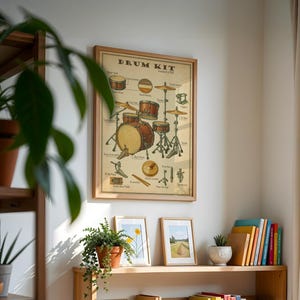 Peut inclure: Une affiche encadrée intitulée "DRUM KIT" représente une illustration de style vintage d'une batterie avec des parties étiquetées. L'œuvre est dans un cadre en bois, exposée sur un mur blanc au-dessus d'une étagère.