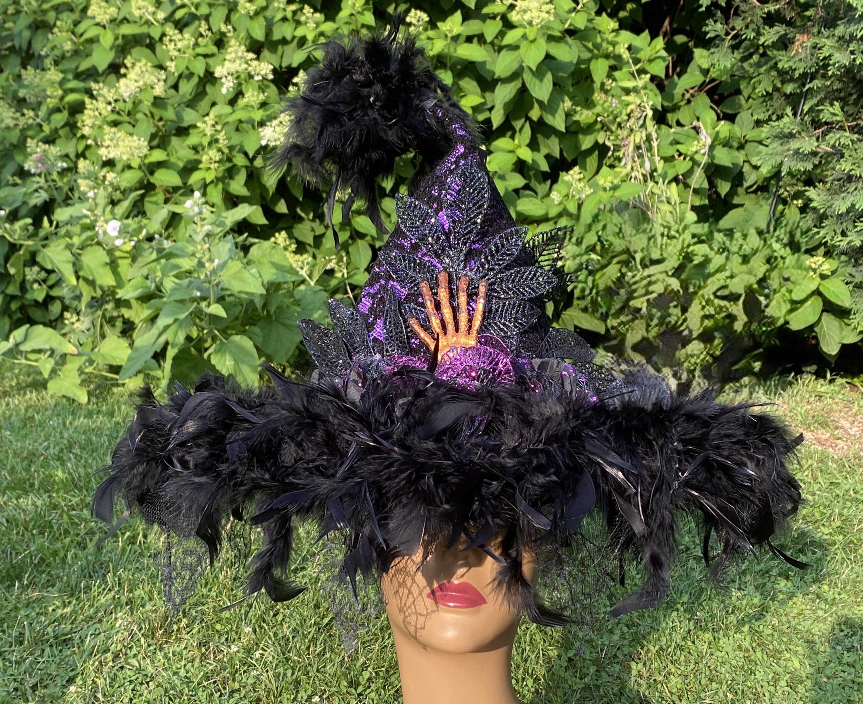 Elegant Feather Witch Hat: Purple & Black Halloween Costume  display picture 1