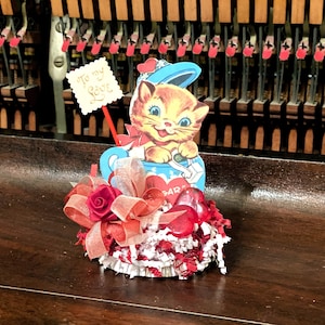 Kitschy Cat Valentine Decoration: Handmade Retro Table Ornament