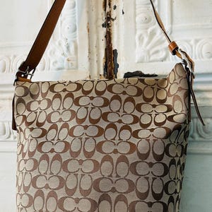 バッグ COACH Signature Shoulder Bag Brown Lea Vintage Coach 6083 Brown Signature and Leather Bucket Zip Shoulder