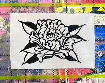 Bloemenpatch in traditionele tattoo-stijl | Handbedrukte bloemenapplicatie | Opnaaipatch van stof | Botanische patch met opvallende lijnen