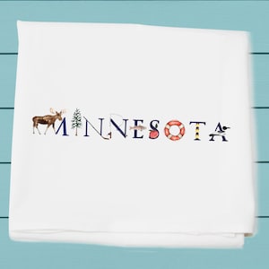 Pu&ograve; includere: Asciugamano da cucina bianco con la parola "MINNESOTA" in lettere blu. Ogni lettera &egrave; decorata con un'immagine diversa, tra cui un alce, un pino, una canna da pesca, un pesce, un salvagente, un faro e un tuffatore.