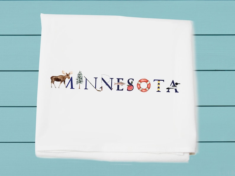 Pu&ograve; includere: Asciugamano da cucina bianco con la parola "MINNESOTA" in lettere blu. Ogni lettera &egrave; decorata con un'immagine diversa, tra cui un alce, un pino, una canna da pesca, un pesce, un salvagente, un faro e un tuffatore.