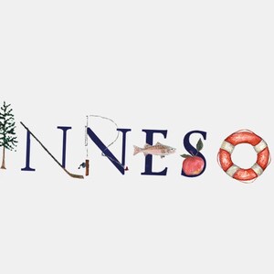 Pu&ograve; includere: Un'illustrazione ad acquerello della parola "MINNESOTA" con varie icone che rappresentano lo stato. La "M" &egrave; decorata con un alce, la "N" con un pino, la "E" con un pesce, la "S" con una mela, la "O" con un salvagente, la "T" con un motivo a strisce gialle e nere, e la "A" con un tuffatore.