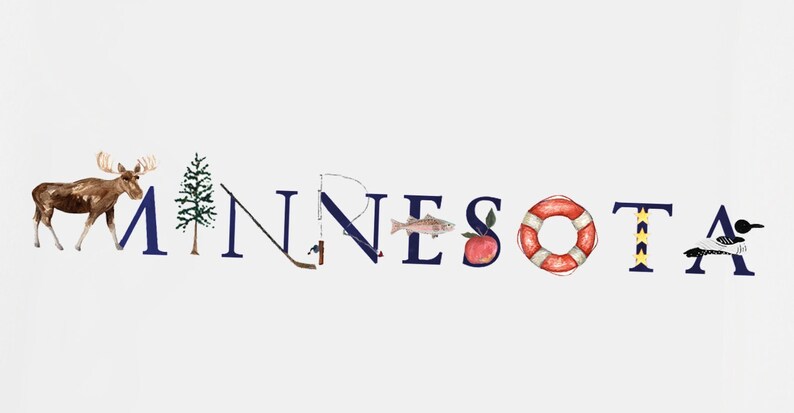 Pu&ograve; includere: Un'illustrazione ad acquerello della parola "MINNESOTA" con varie icone che rappresentano lo stato. La "M" &egrave; decorata con un alce, la "N" con un pino, la "E" con un pesce, la "S" con una mela, la "O" con un salvagente, la "T" con un motivo a strisce gialle e nere, e la "A" con un tuffatore.