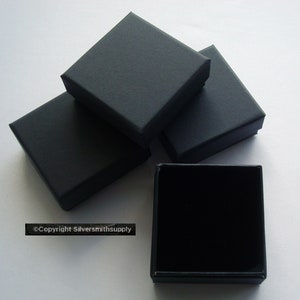 4 cajas de regalo para joyería, de cartón negro mate de 3 pulgadas y 75 mm, con insertos de espuma de terciopelo negro para anillos, pendientes y colgantes, JD052