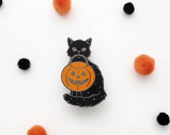 Gattino "Dolcetto o scherzetto" // gatto nero che tiene in mano un secchio di zucca // spilla in smalto duro di Halloween