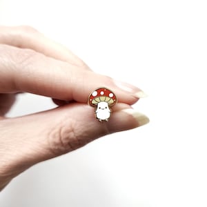 Mini pin de Mushroom Folk // hongo rojo y blanco feliz