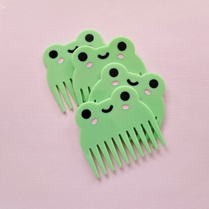 Froggy wide tooth comb // cute green frog hair comb image 1