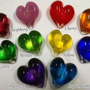 Fermacarte a forma di cuore in vetro Colori disponibili... Rubino, Lampone, Ciliegia, Aurora, Verde, Reseda, Giallo, Cobalto, Ametista, Acquamarina. Fatto a mano.