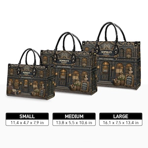 Puede incluir: Tres bolsos tote con una detallada ilustraci&oacute;n de la fachada de una librer&iacute;a. Los bolsos, etiquetados como peque&ntilde;o (29 x 12 x 20 cm), mediano (35 x 14 x 27 cm) y grande (41 x 19 x 34 cm), tienen asas negras y el texto "SOPHIA'S BOOKSHOP".