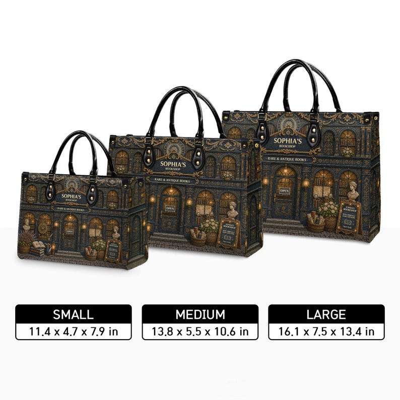 Puede incluir: Tres bolsos tote con una detallada ilustraci&oacute;n de la fachada de una librer&iacute;a. Los bolsos, etiquetados como peque&ntilde;o (29 x 12 x 20 cm), mediano (35 x 14 x 27 cm) y grande (41 x 19 x 34 cm), tienen asas negras y el texto "SOPHIA'S BOOKSHOP".