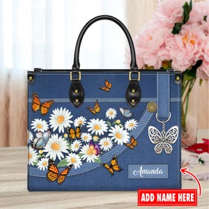 Bolso de mano personalizado con margaritas, bolso de mariposa con nombre personalizado, bolso de mano estilo vaquero azul, bolso de jardín floral, regalo de verano para ella