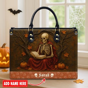 Puede incluir: Bolso de mano de Halloween marrón con asa negra, decorado con un esqueleto leyendo un libro, calabazas y hojas de otoño. El nombre "Sarah" está impreso en la parte inferior. Acentos negros y tema espeluznante.