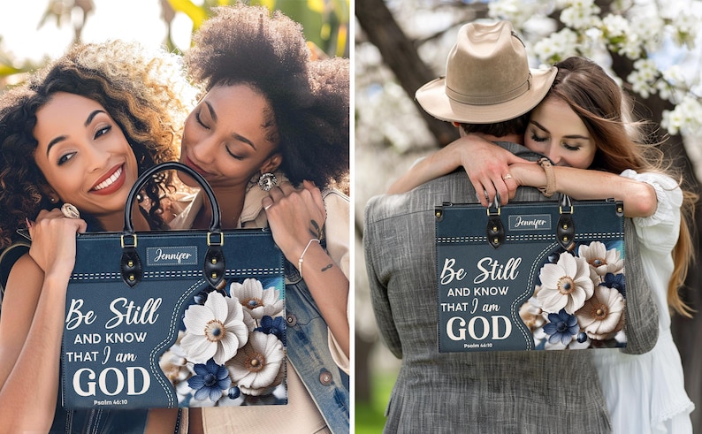 Puede incluir: Una bolsa de mano azul con un dise&ntilde;o floral y el texto "Be Still and Know That I am GOD" impreso en ella. La bolsa tiene una etiqueta de nombre personalizada que dice "Jennifer".