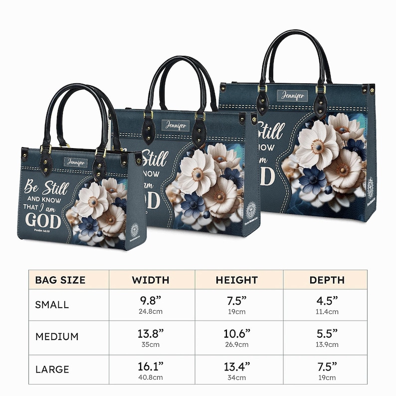 Puede incluir: Tres bolsos de mano de diferentes tama&ntilde;os con un dise&ntilde;o floral y el texto "Be Still and Know That I am God" en la parte delantera. Los bolsos est&aacute;n disponibles en tama&ntilde;os peque&ntilde;o, mediano y grande. Las medidas de cada tama&ntilde;o se indican en pulgadas y cent&iacute;metros.