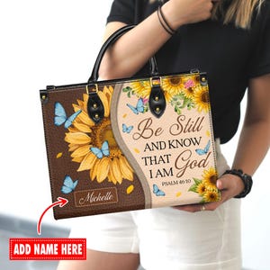 Bolso de cuero personalizado con nombre, regalo cristiano, regalos para mujeres, bolso "Quédate quieto y conoce a Dios", diseño de girasol y mariposa
