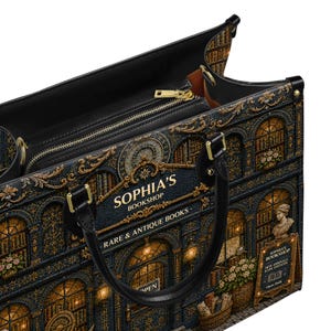 Puede incluir: Bolso tote negro con un estampado detallado de una fachada de librer&iacute;a. El bolso presenta el texto "SOPHIA'S BOOKSHOP" y "RARE & ANTIQUE BOOKS". Tiene una cremallera dorada y asas negras.