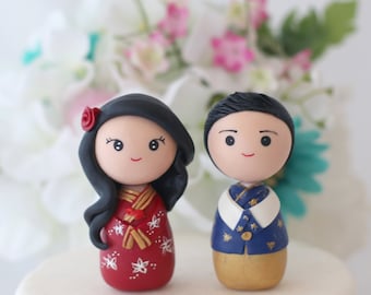 Figurines kokeshi de gâteau de mariage de mariée chinoise et de marié coréen