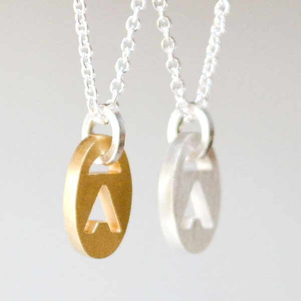 Moderne initiële kettingen - kleine gouden initiële hanger - eenvoudige sterling zilveren letter hangers monogram ketting door HookAndMatter Brooklyn NY