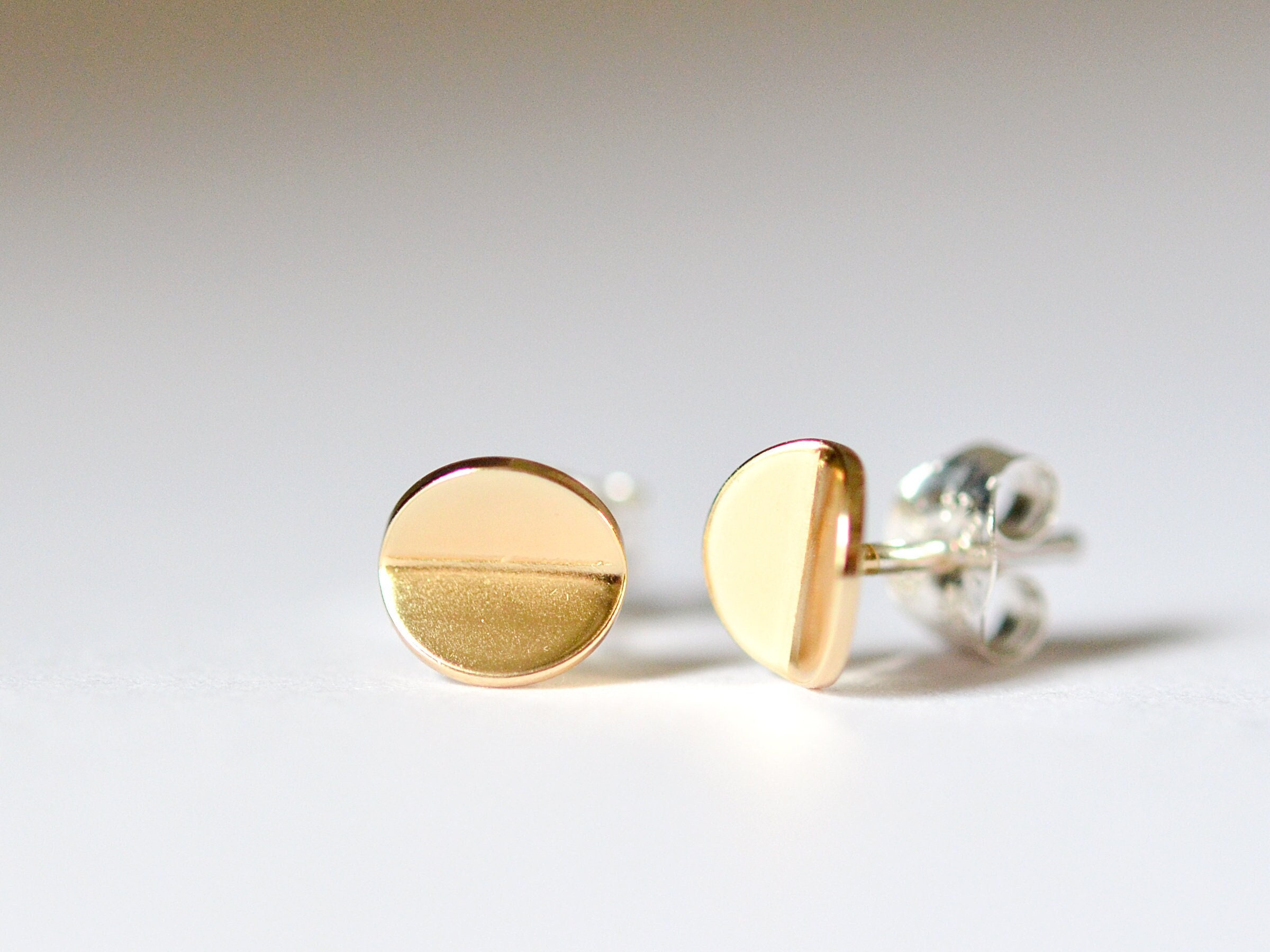 7mm Medium Sized Round Disc Silver Stud Earrings - Studio Jewellery - Stud Earrings