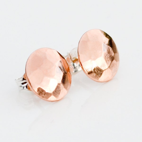 Rose Gold gehämmert Stud - Alltag Ohrringe - einfach facettiert Kreis Ohrstecker - kleine moderne prickelnde Cocktail Schmuck von Haken und Materie