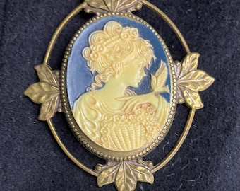 1960s Vintage Lady & Songbird Cameo 2.5" Brooch Pendant w/ Gold Leaf Frame