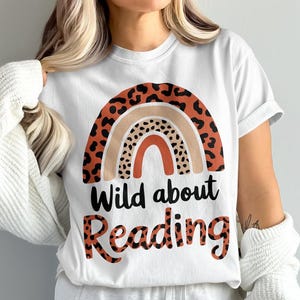 Wild über Lesen PNG, Leopardenmuster Lese Shirt Design, Lehrer Sublimation, Buchliebhaber PNG, Bibliothek Digitaler Download