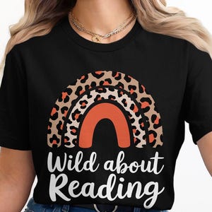 Wild über Lesen PNG, Leopardenmuster Lese Shirt Design, Lehrer Sublimation, Buchliebhaber PNG, Bibliothek Digitaler Download