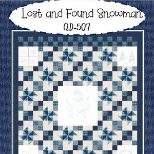 以下が含まれることがあります： 中央に雪だるまが置かれ、青と白の市松模様で囲まれたキルトのパターンデザイン。パターン名は「Lost and Found Snowman」で、コードはQD-507です。