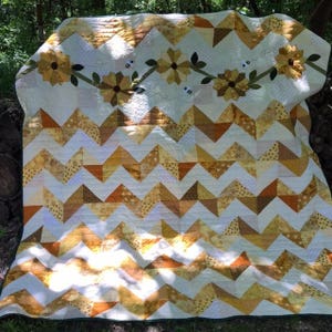 Sunflower Fields PDF quilt pattern in 3 sizes, chevron quilt, dresden plate design